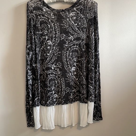 Abercrombie & Fitch sweater with a fringe on the bottom. - Picture 3 of 5